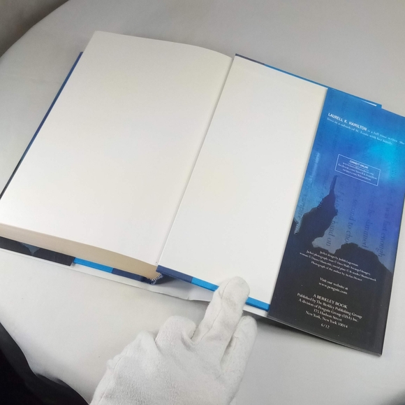 Kiss The Dead, Anita Blake Vampire Hunter Hardback Book by Laurell K. Hamilton - Picture 9 of 13